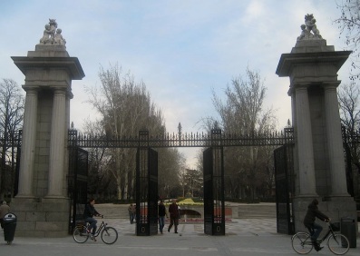 Puerta de la Independencia en El Retiro, pilares procedentes del Casino de la Reina.